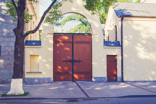 Vintage rustikalen Grunge braun rot Holz Doppeltür oder Tor - Foto, Bild