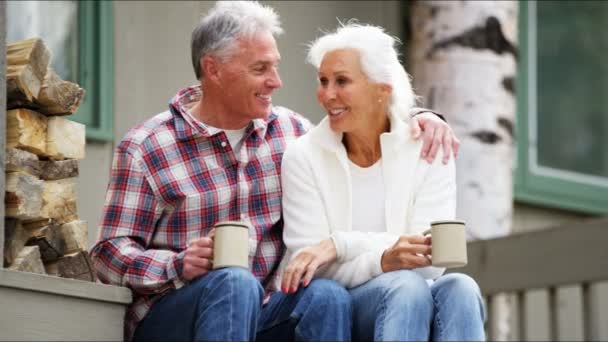 pareja de ancianos tomando café en el porche
 - Metraje, vídeo
