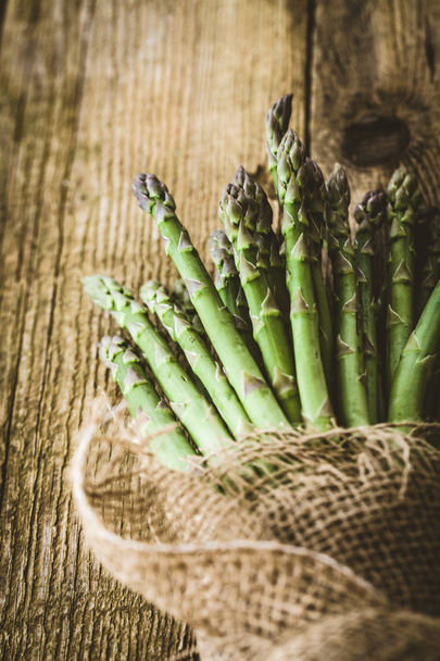 Fresh asparagus on wood - Фото, изображение