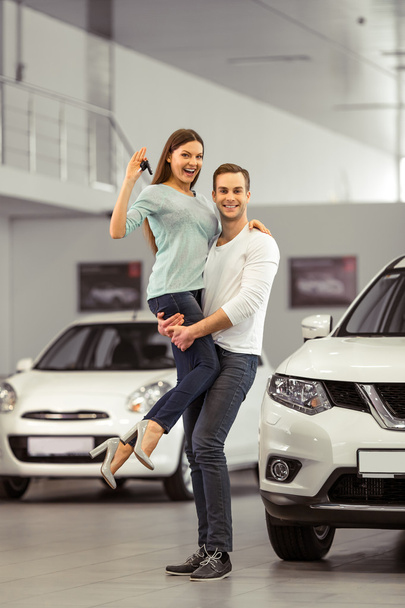 Couple buying a car - Foto, afbeelding