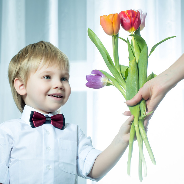 Boy with tulips - Fotoğraf, Görsel