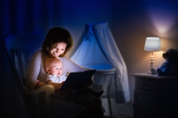 Mère lisant un livre au petit bébé
 - Photo, image