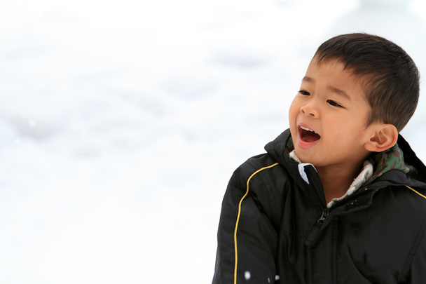 Ιαπωνικά αγοριού που έχει χιονοπόλεμο (4 ετών) - Φωτογραφία, εικόνα