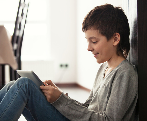 Child playing at tablet - Fotó, kép