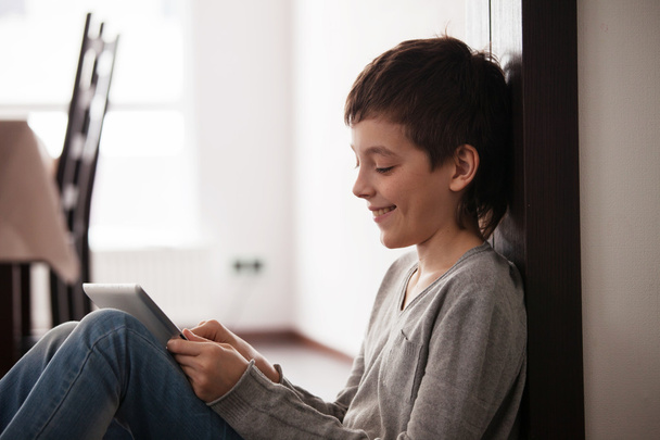 Child playing at tablet - Фото, зображення