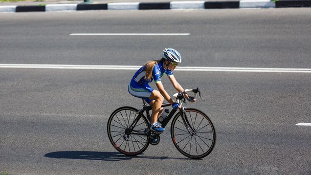 Femme cycliste monte un vélo de course sur la route
 - Photo, image