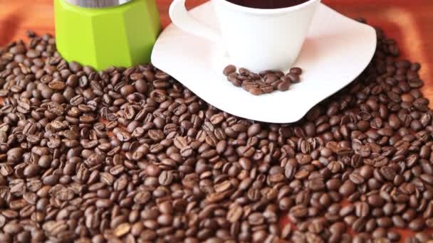 Moka pot retro com grãos de café e xícara
 - Filmagem, Vídeo