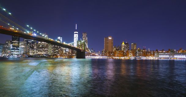 brooklyn bridge new york bei Nacht und manhattan skyline - Foto, Bild