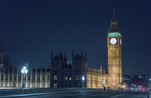 Pont de Westminster avec Big Ben et les chambres du Parlement la nuit
 - Photo, image