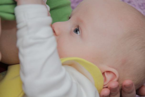 Anya szoptatás kisfiát mell tej - Fotó, kép