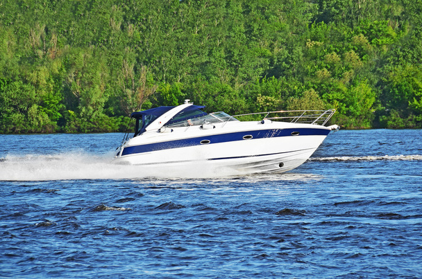 motorboot op de rivier - Foto, afbeelding