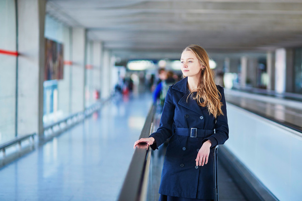 Young female traveler in international airport - Foto, imagen