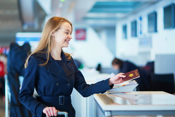 Young female traveler in international airport - Foto, Imagen