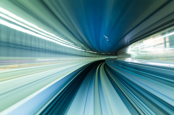  поезд проходит через туннель
 - Фото, изображение