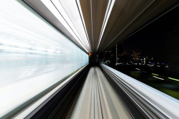 поезд движется внутри тоннеля в Токио
 - Фото, изображение