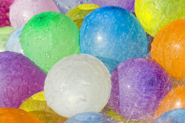 Agua de lluvia cayendo sobre globos de colores
 - Foto, Imagen