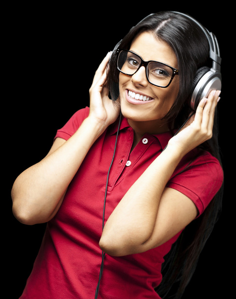 vrouw die muziek luistert - Foto, afbeelding