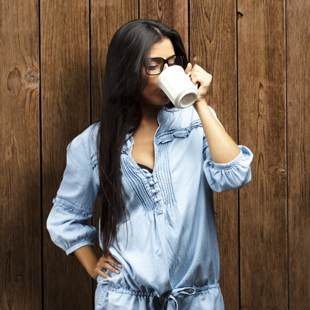Mujer bebiendo café - Foto, Imagen