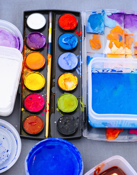 Farbpalette mit Malerpinsel auf Tischplatte - Foto, Bild
