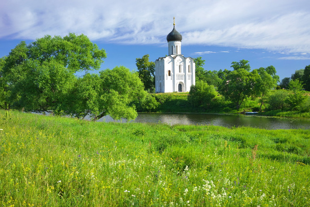 Church of the Intercession on the Nerl. Russia, the village Bogolyubovo. - Foto, afbeelding