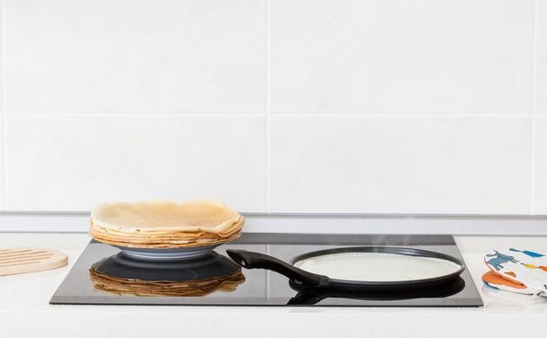 Baking of pancakes on the pan - Φωτογραφία, εικόνα
