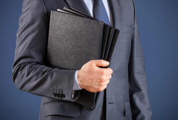 Businessman holding documents - Фото, изображение