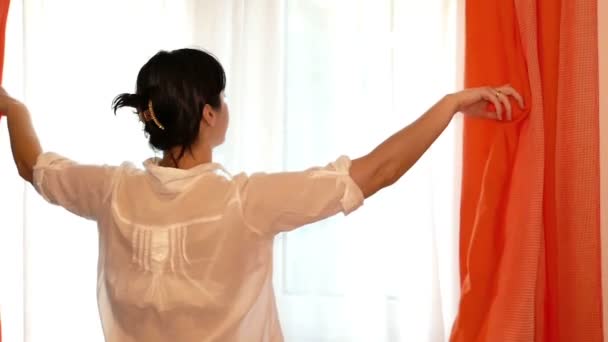 Réveiller-Jeune femme écarte les rideaux au ralenti
 - Séquence, vidéo