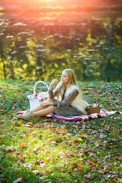 Pretty girl on picnic - Fotoğraf, Görsel