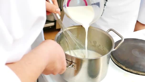 Profesjonalny kucharz gotuje mleka w zwolnionym tempie - Materiał filmowy, wideo
