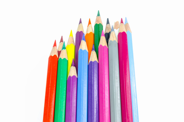 Veel gekleurde houten potloden op wit. - Foto, afbeelding