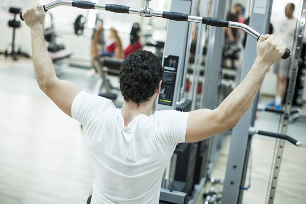 Man training in the gym - Foto, immagini