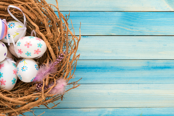 пасхальные яйца в гнезде - Фото, изображение