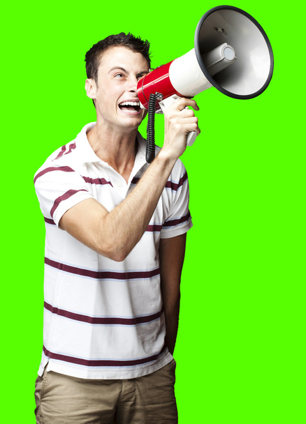 Чоловік кричить з мегафон
 - Фото, зображення