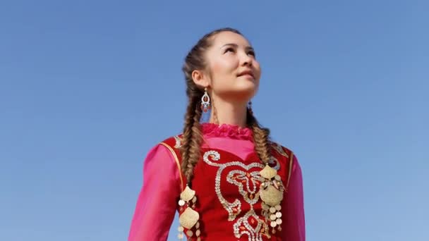 schönes kasachisches Paar in Nationaltracht in der Steppe - Filmmaterial, Video