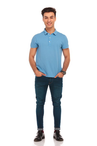 стильный мужчина в синей позе с руками в карманах
 - Фото, изображение