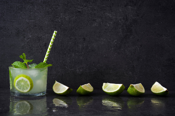 Fresh Mojito with lime and mint on slate - Foto, afbeelding