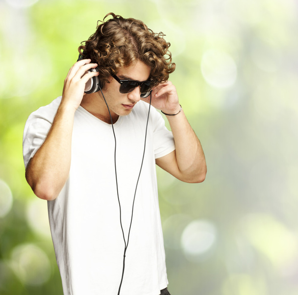 человек слушает музыку - Фото, изображение