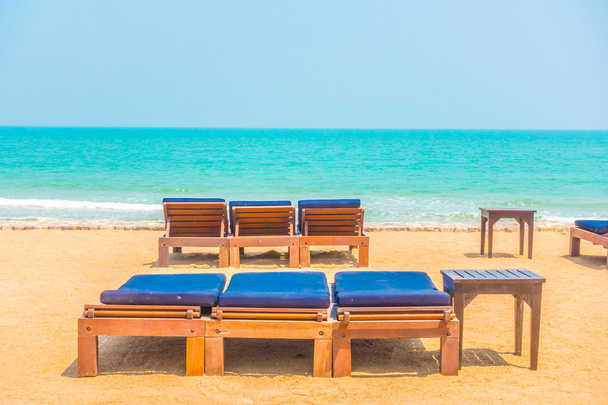 άδειο παραλία καρέκλες - Φωτογραφία, εικόνα