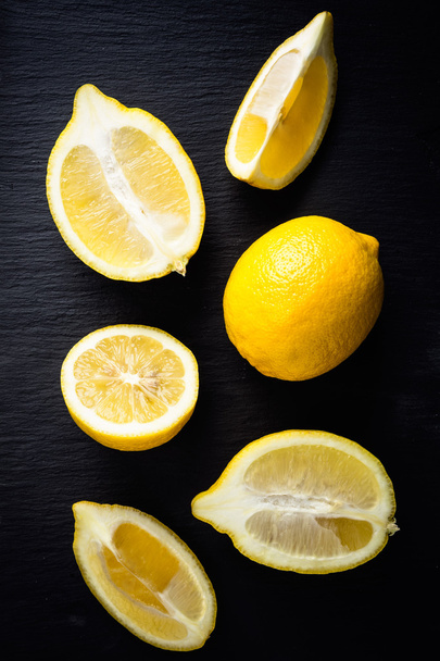 Limones frescos en rodajas
 - Foto, imagen
