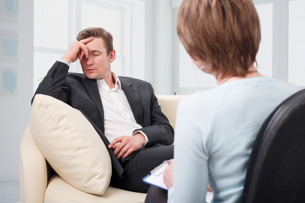 Depressed man talking with psychologist - Foto, Imagen