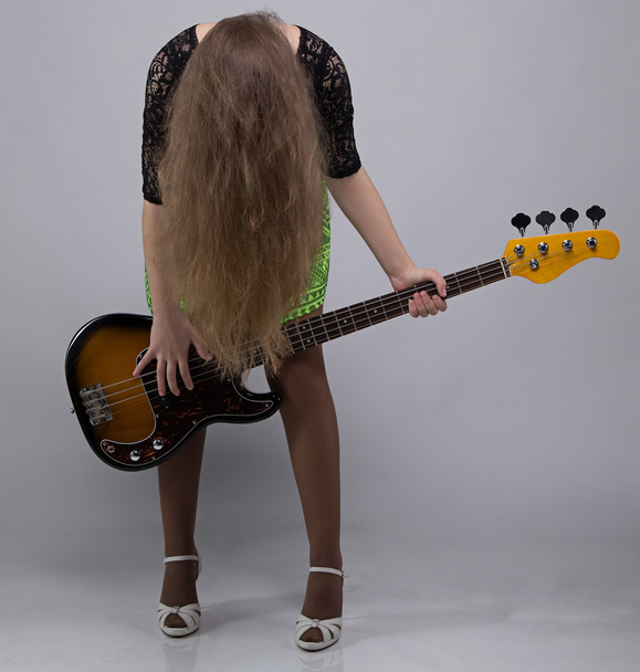 Teenager-Mädchen mit Gitarre, Headbang - Foto, Bild