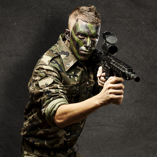 Jeune soldat pointant
 - Photo, image