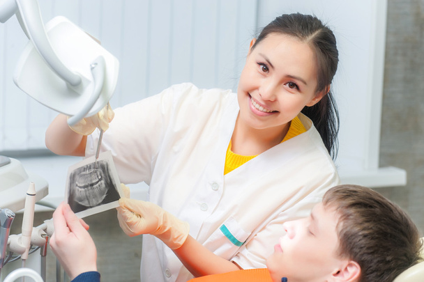 Dentista mostrando rayos X a un paciente
 - Foto, imagen