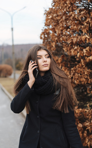Beautiful girl with phone in park - Foto, Imagem