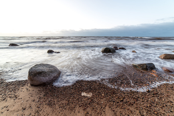 Tempestade grande onda na costa do mar Báltico
 - Foto, Imagem