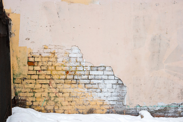 Βιομηχανικό υπόβαθρο, άδειο grunge αστικών οδών αποθήκη μισό επιχρισμένος τοίχο από τούβλα - Φωτογραφία, εικόνα