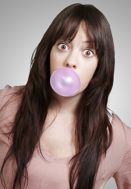 Giovane ragazza con una gomma da masticare rosa
 - Foto, immagini