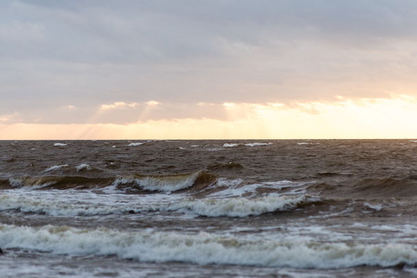 Tormenta gran ola en la orilla del mar Báltico
 - Foto, Imagen