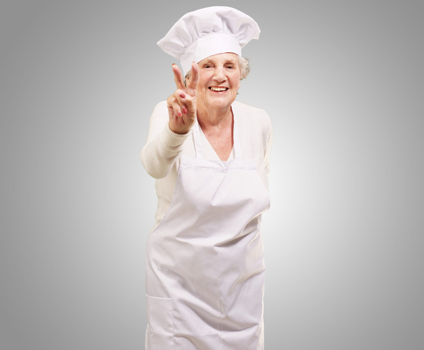portret kobiety starszy kucharz, robienie zatwierdzenia gest szary b - Zdjęcie, obraz