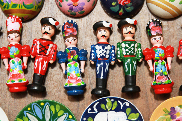 Poupées en bois en costumes folkloriques hongrois comme souvenirs
 - Photo, image